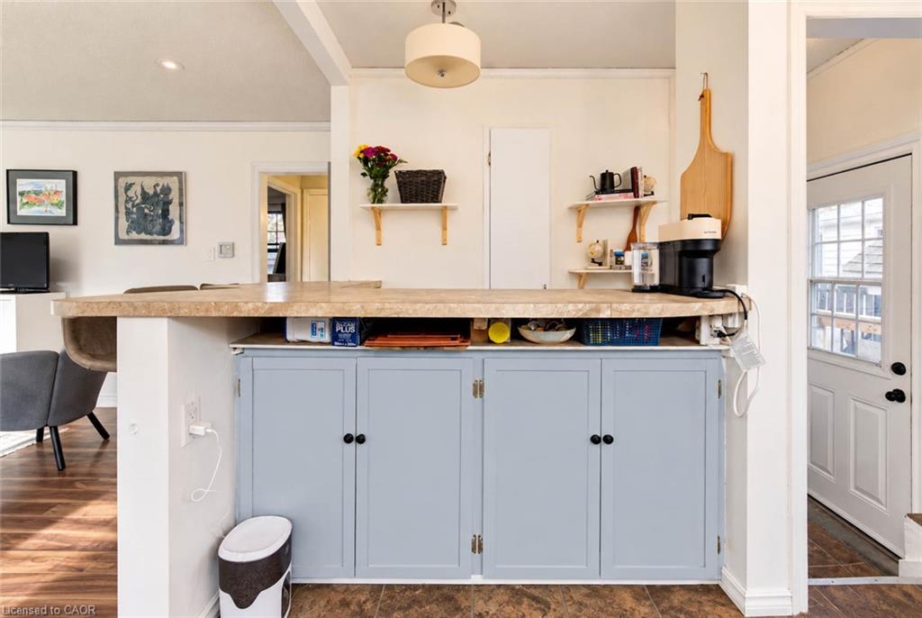8 Peel Street N Property Photo 13