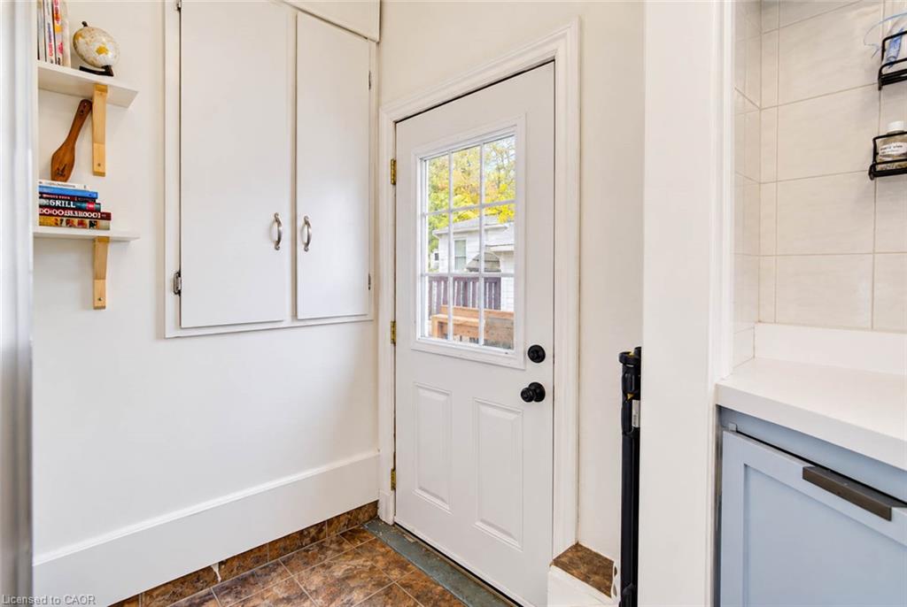 8 Peel Street N Property Photo 14