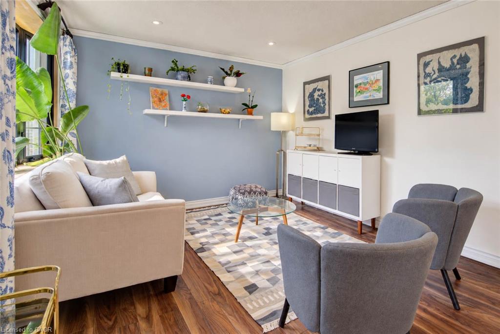 8 Peel Street N Property Photo 15