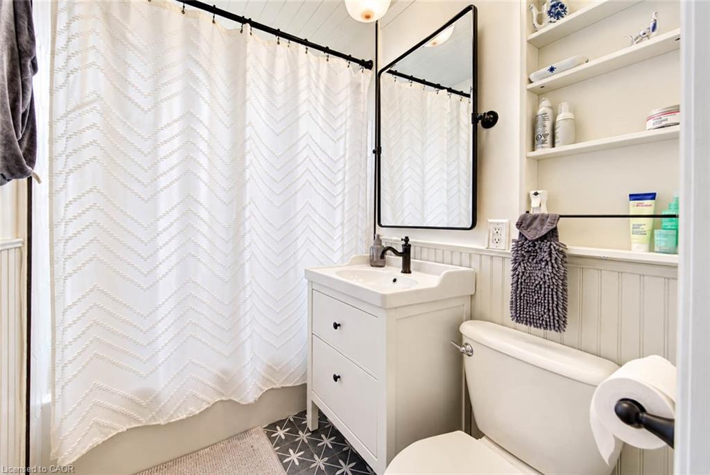 8 Peel Street N Property Photo 19