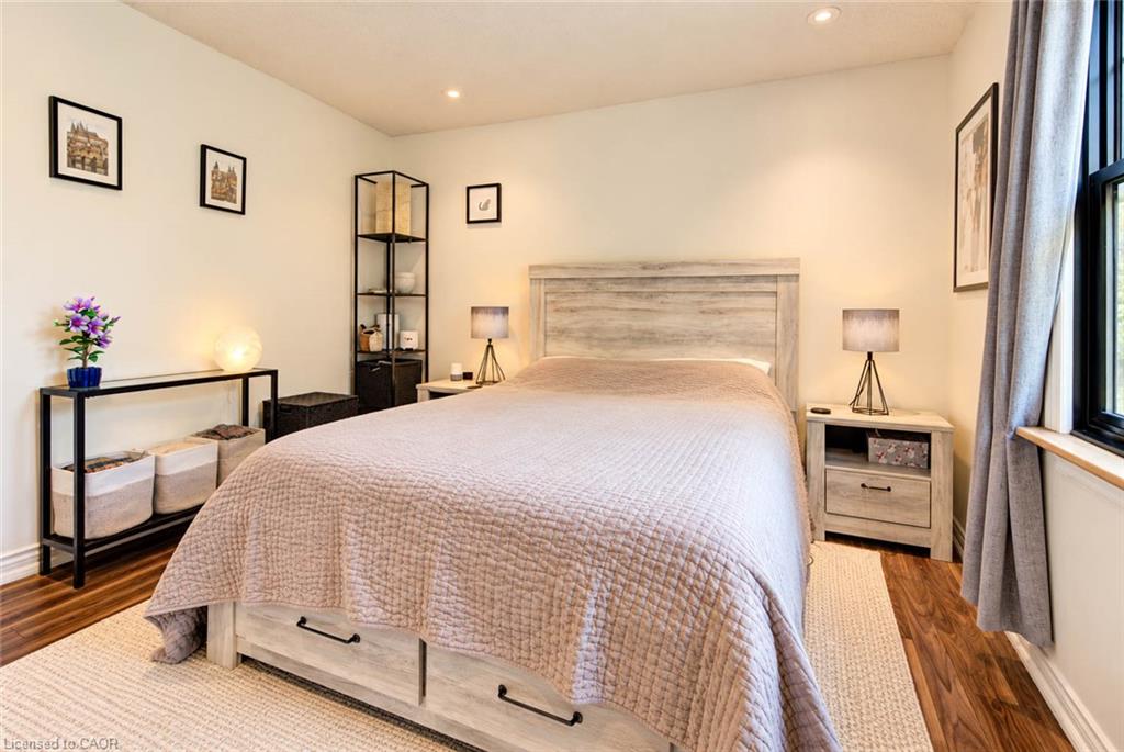 8 Peel Street N Property Photo 23