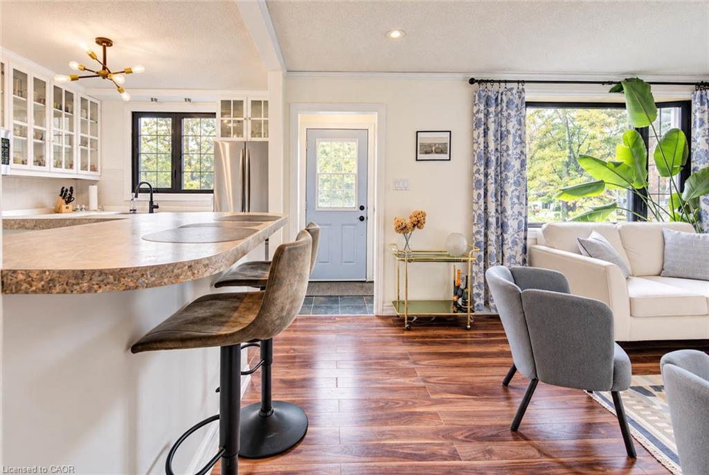 8 Peel Street N Property Photo 24