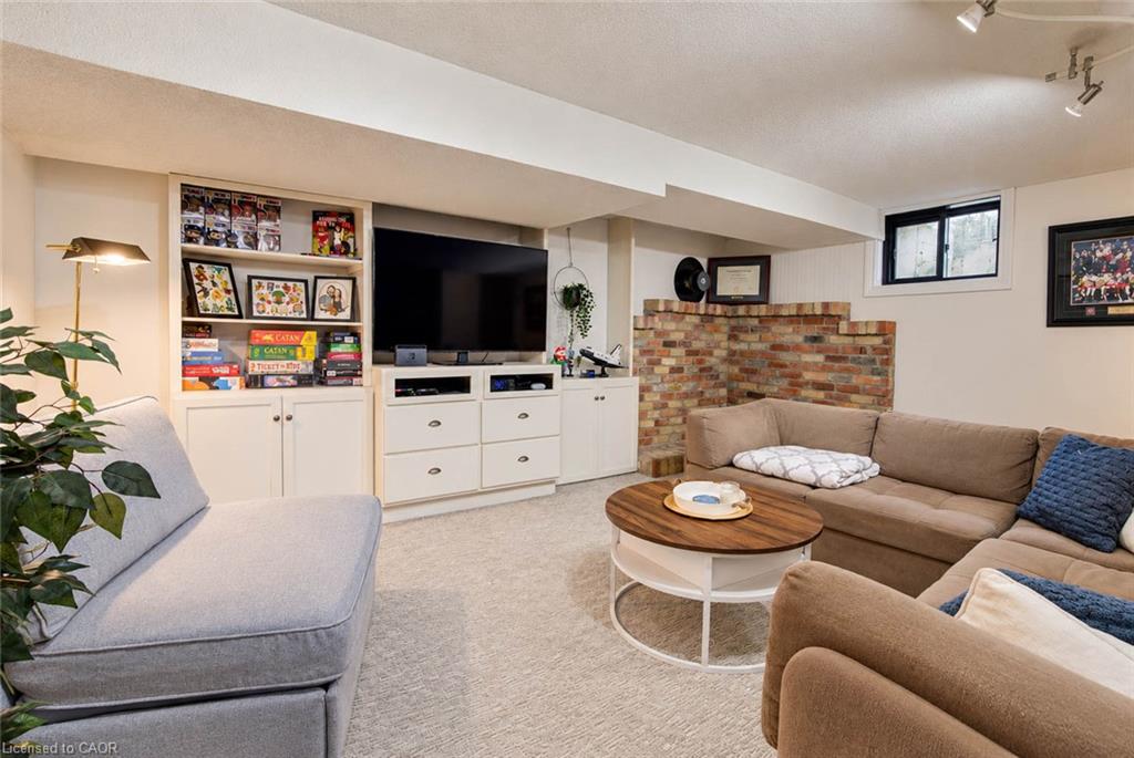 8 Peel Street N Property Photo 26