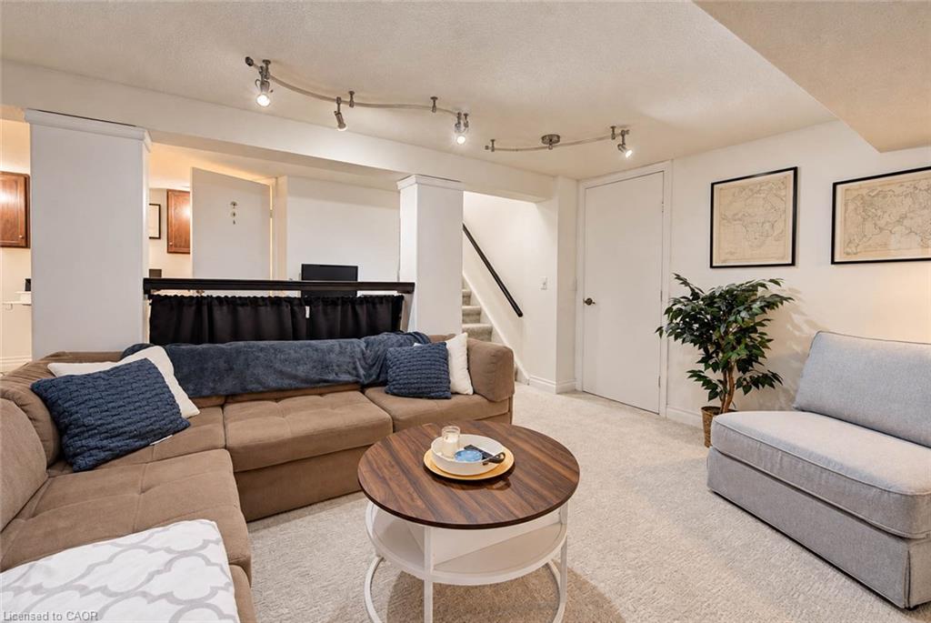 8 Peel Street N Property Photo 27