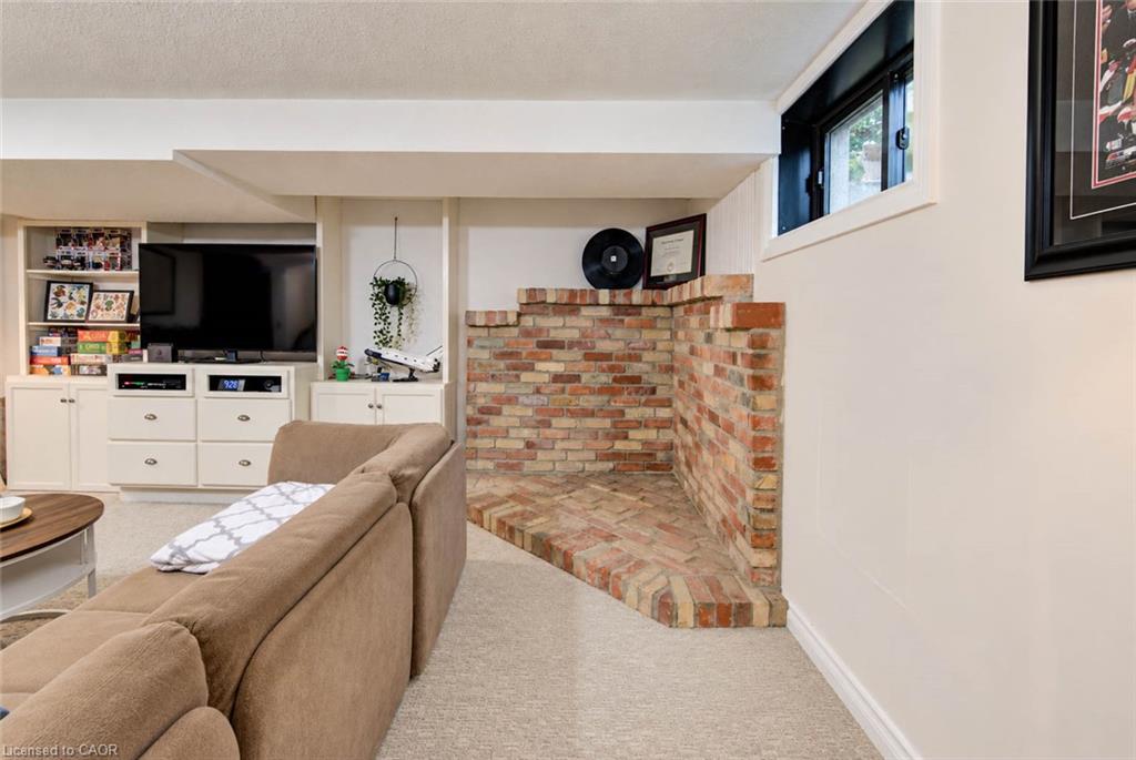 8 Peel Street N Property Photo 28
