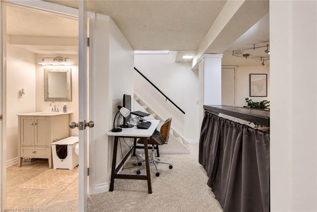 8 Peel Street N Property Photo 29