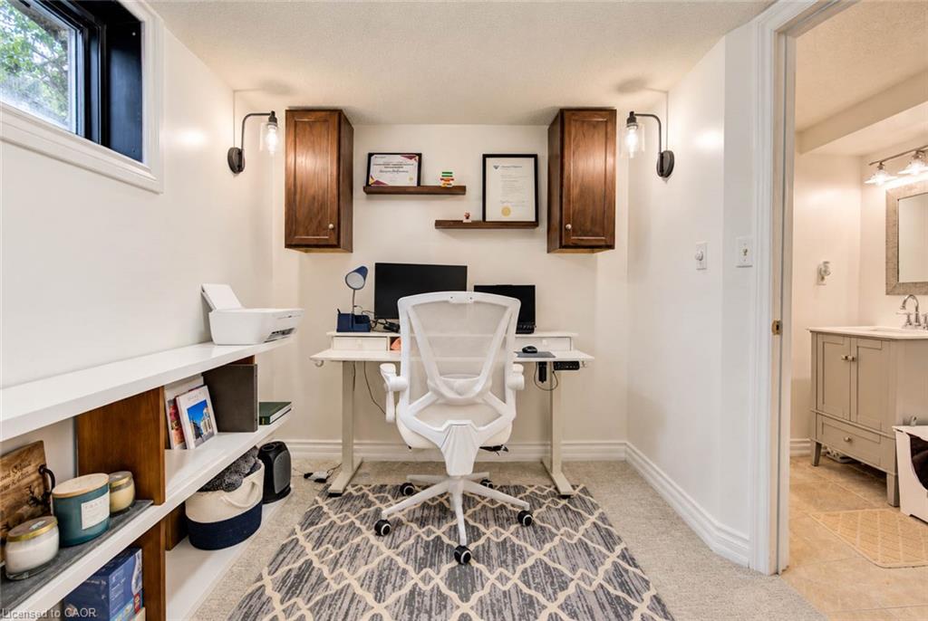 8 Peel Street N Property Photo 30