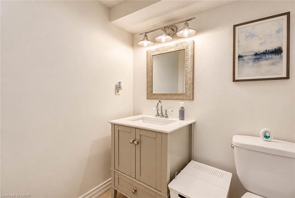 8 Peel Street N Property Photo 31