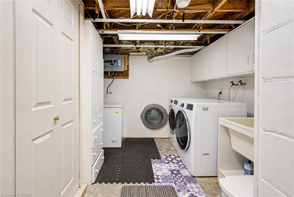 8 Peel Street N Property Photo 32