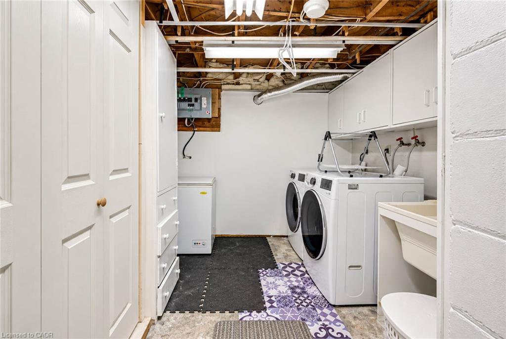 8 Peel Street N Property Photo 33