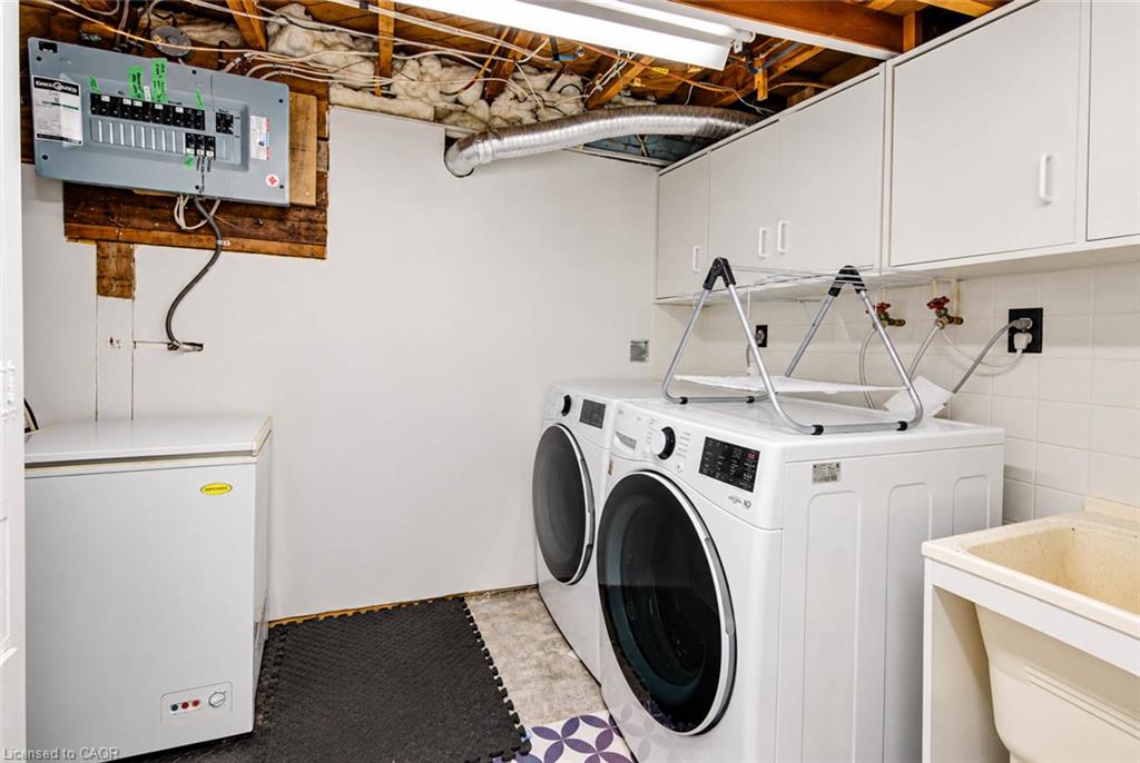 8 Peel Street N Property Photo 34