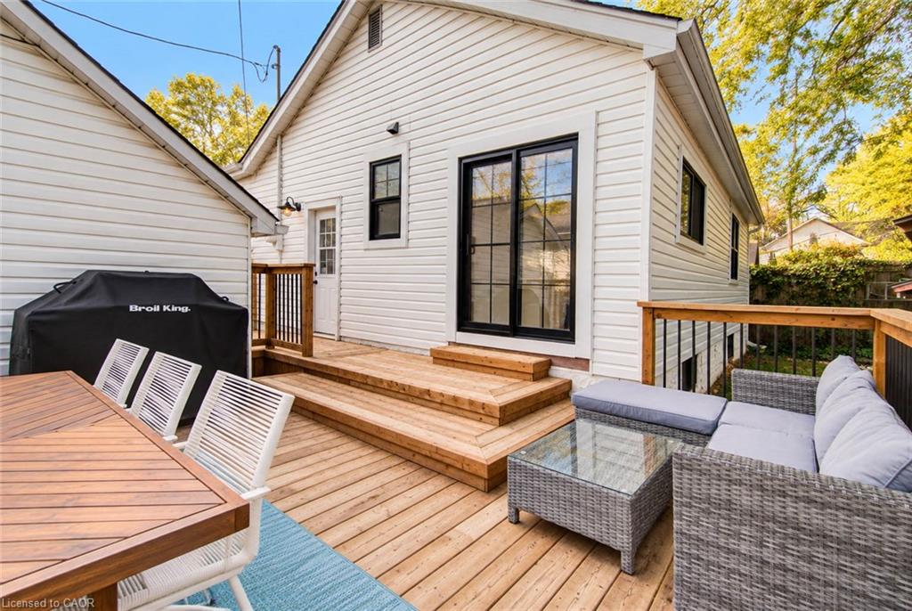 8 Peel Street N Property Photo 37