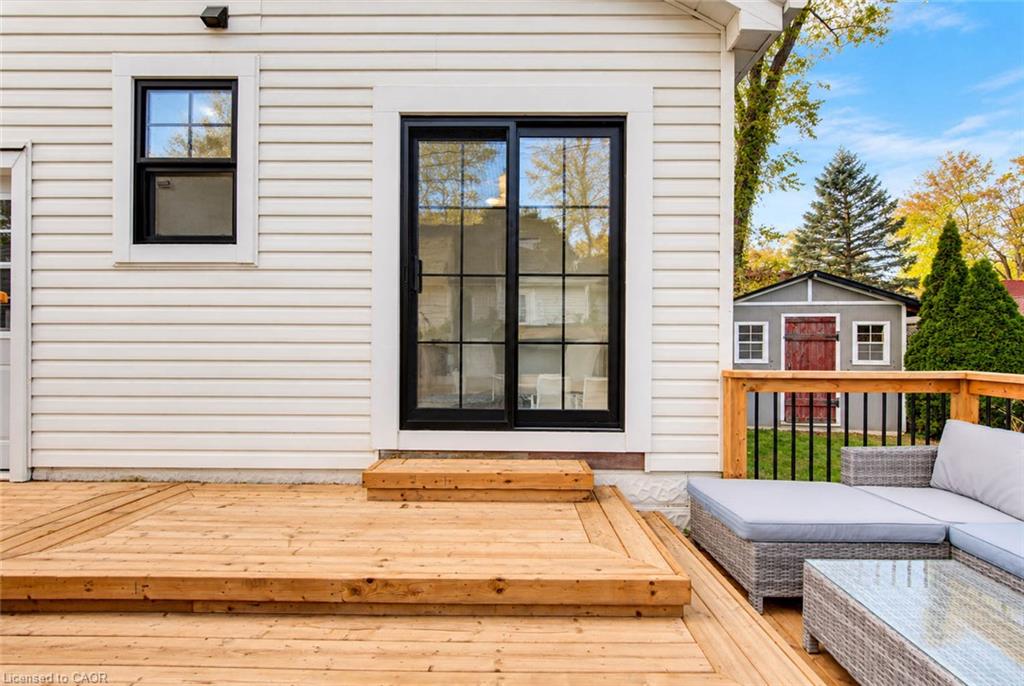8 Peel Street N Property Photo 38