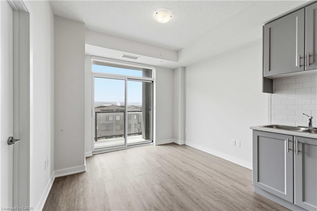 422-600 North Service Road Property Photo 17