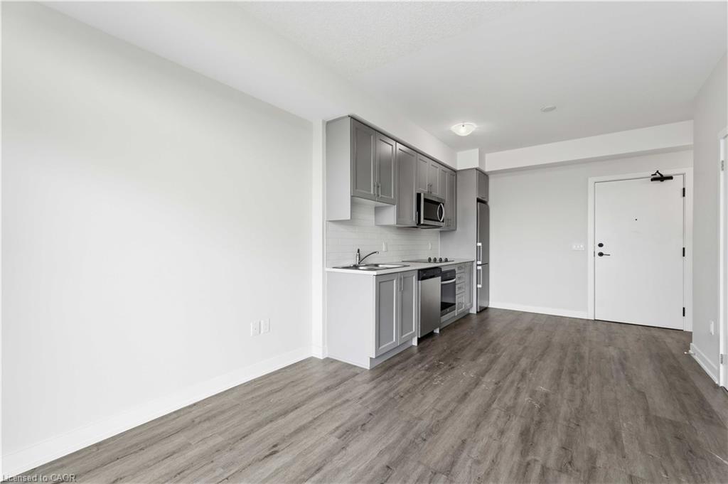 422-600 North Service Road Property Photo 18