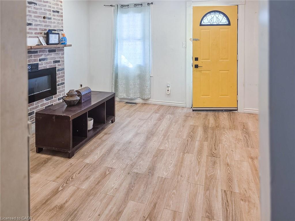212 Niagara Street Property Photo 6