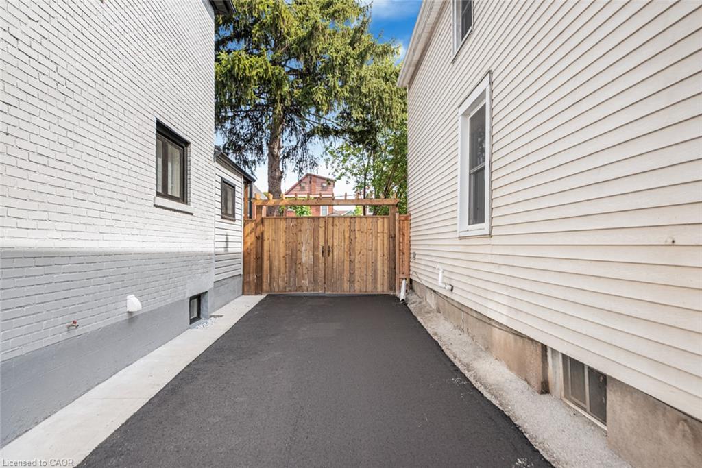 250 Rosslyn Avenue N Property Photo 6