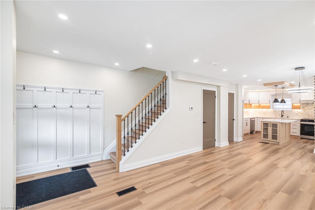250 Rosslyn Avenue N Property Photo 10