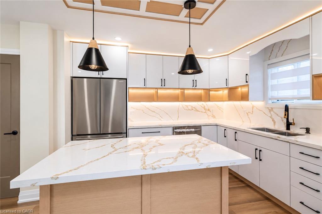 250 Rosslyn Avenue N Property Photo 14