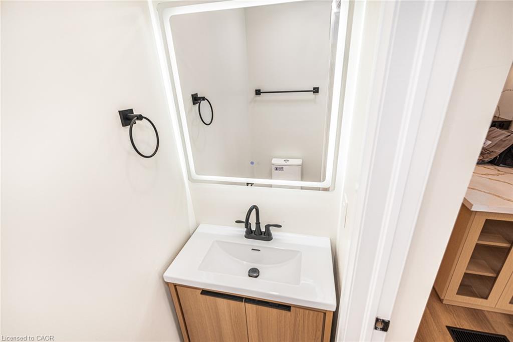 250 Rosslyn Avenue N Property Photo 17