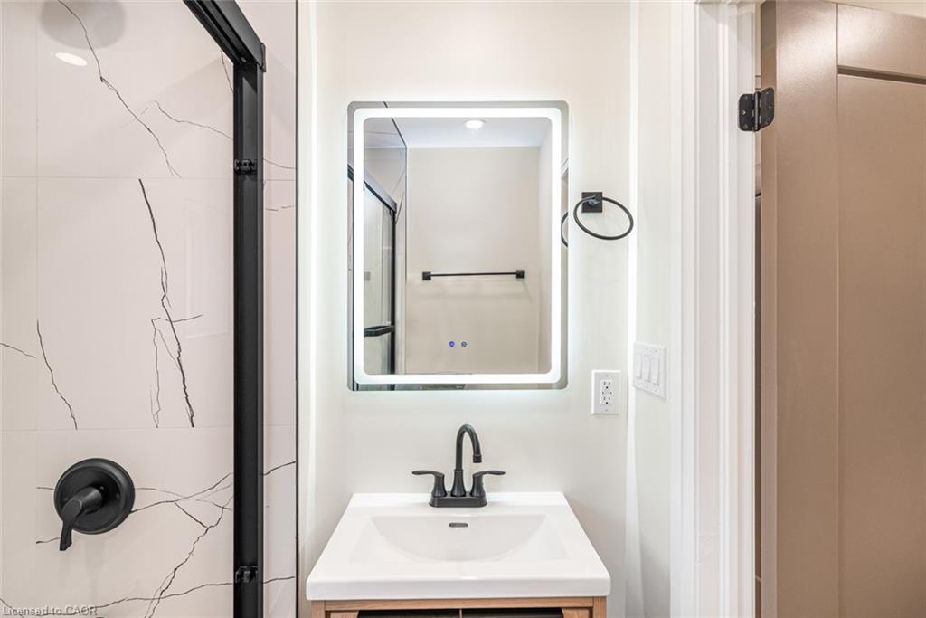 250 Rosslyn Avenue N Property Photo 25