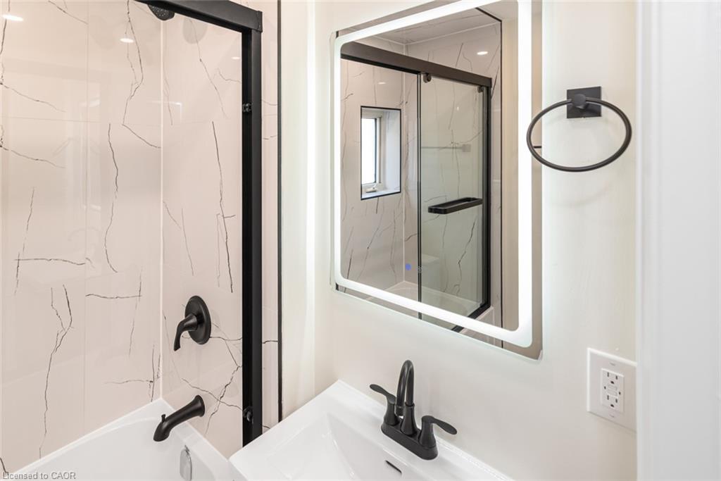250 Rosslyn Avenue N Property Photo 26