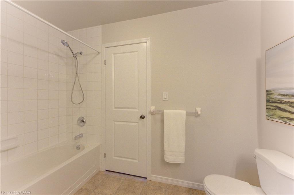 975 Zeller Crescent Property Photo 13