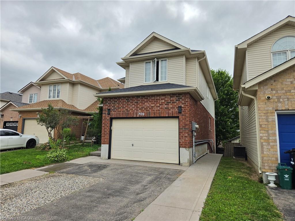 709 Windflower Crescent Property Photo 2