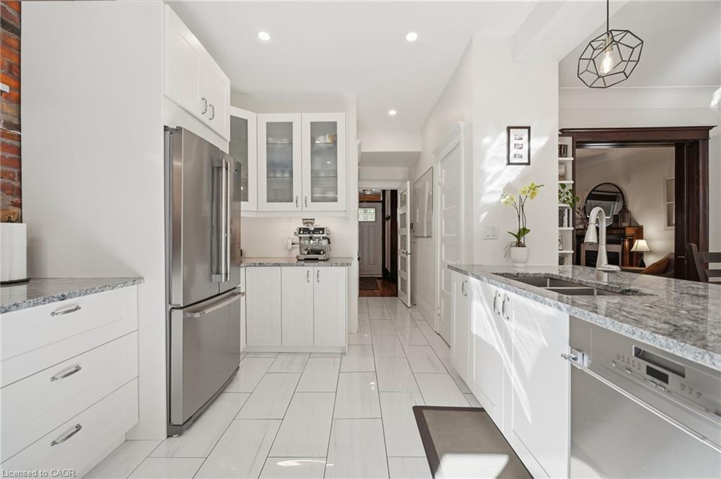35 Fairleigh Avenue S Property Photo 5