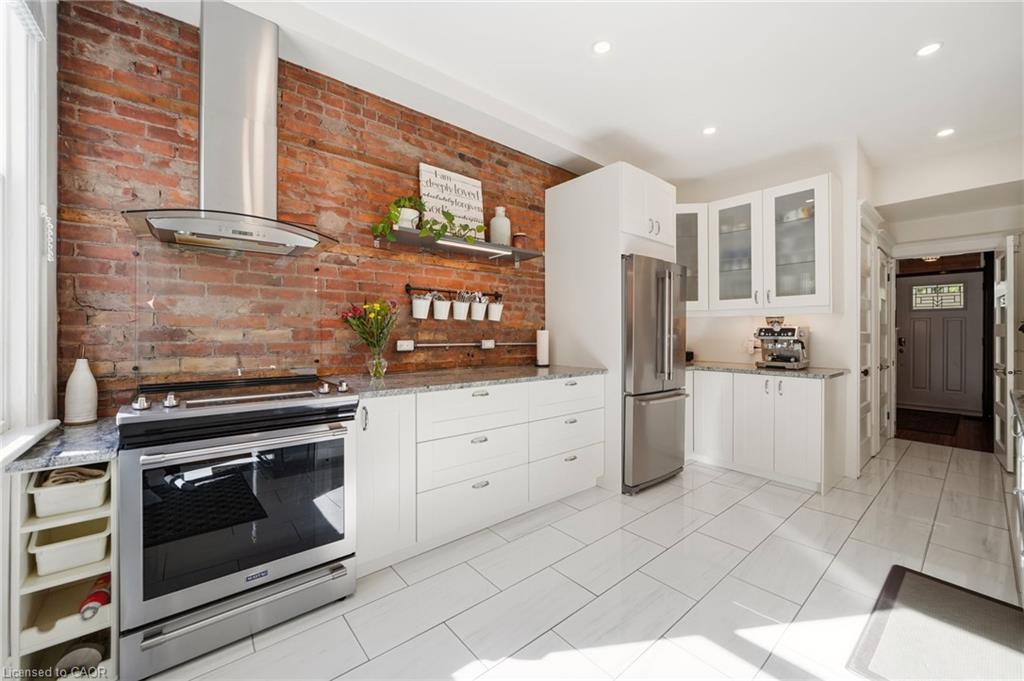 35 Fairleigh Avenue S Property Photo 8