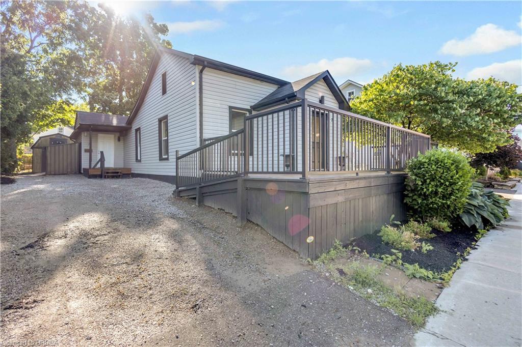 71 Kent Street N Property Photo 2