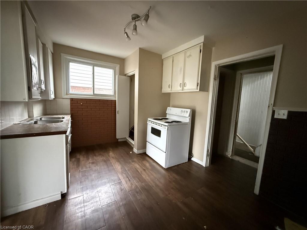 169 Huron Street Property Photo 6