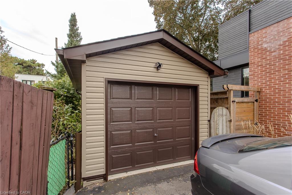2104 Emerald Crescent Property Photo 3