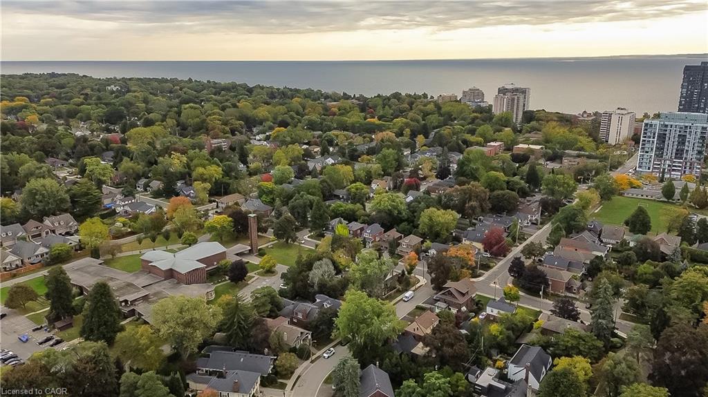 2104 Emerald Crescent Property Photo 4