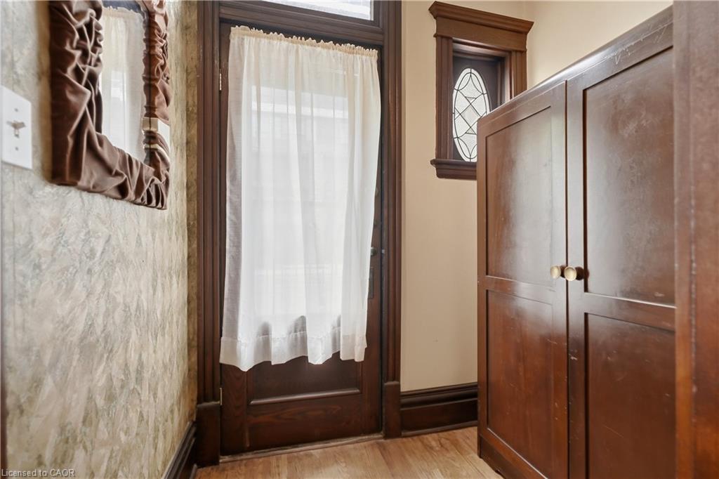 418 Main Street W Property Photo 4