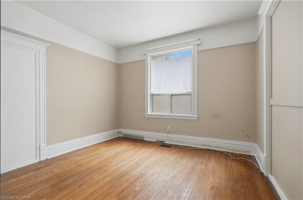 418 Main Street W Property Photo 8