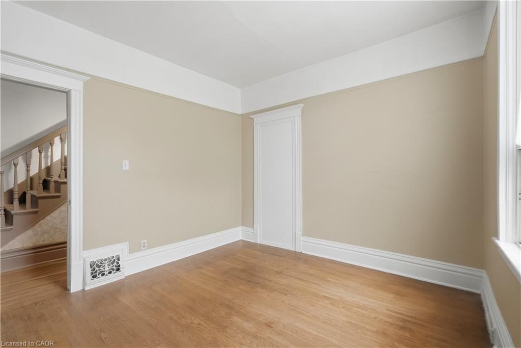 418 Main Street W Property Photo 9