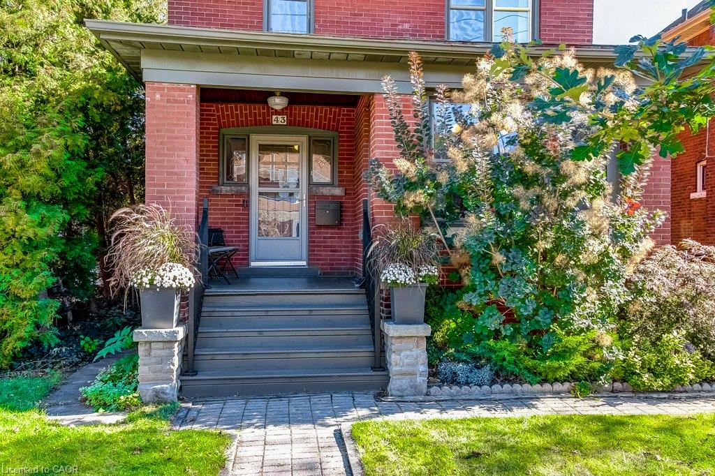 43 Rosslyn Avenue S Property Photo 3