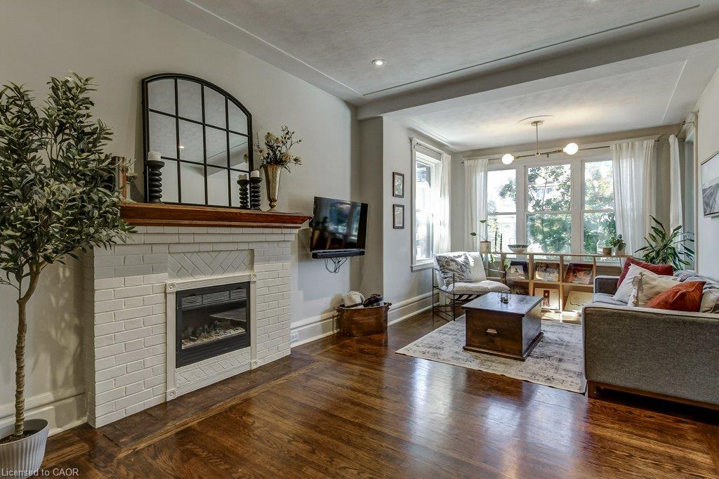 43 Rosslyn Avenue S Property Photo 9