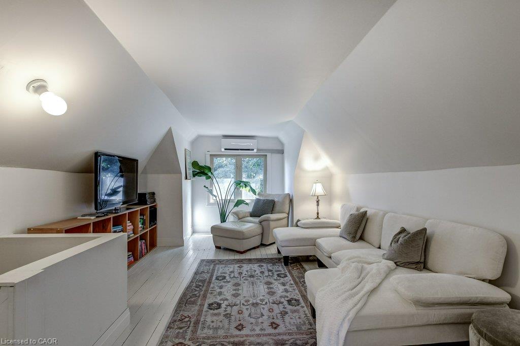 43 Rosslyn Avenue S Property Photo 31