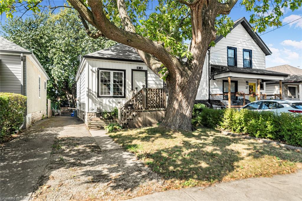 29 Wexford Avenue N Property Photo 3