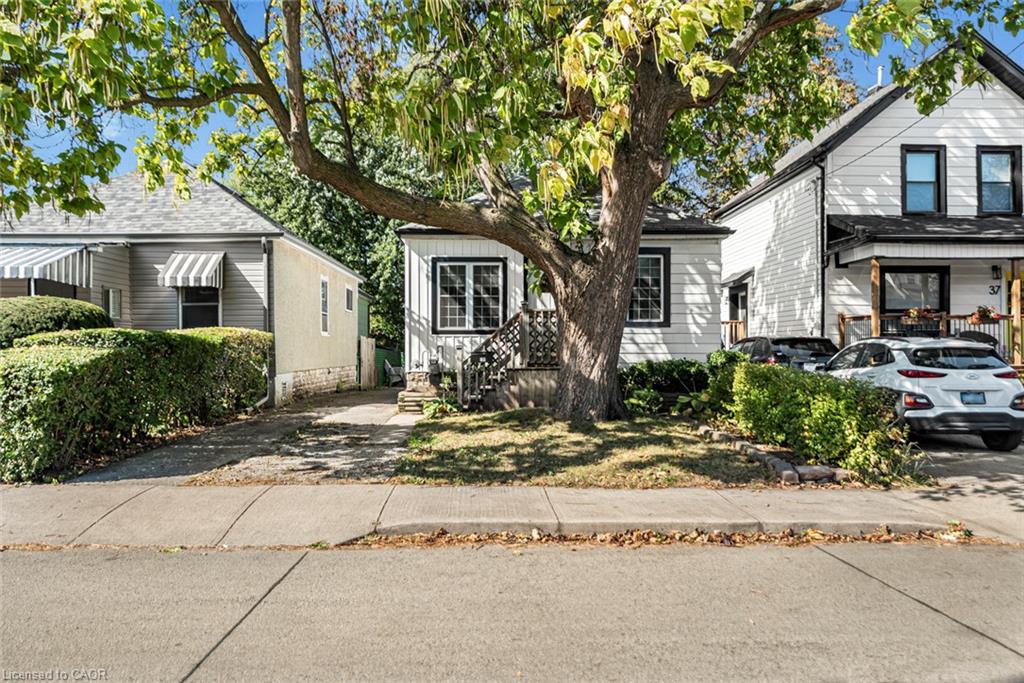29 Wexford Avenue N Property Photo 4