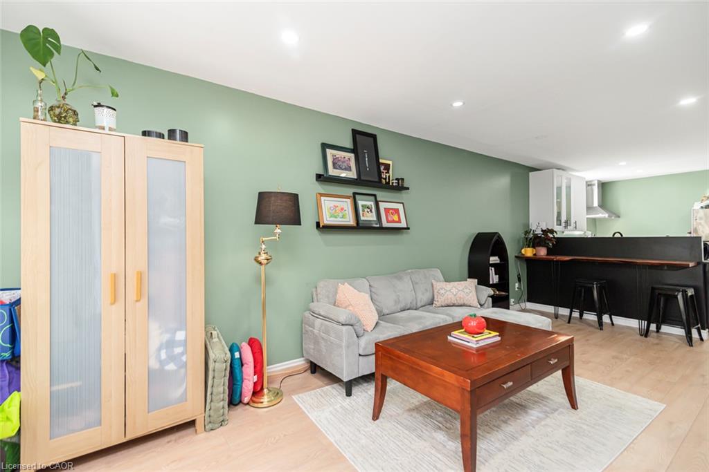 29 Wexford Avenue N Property Photo 6