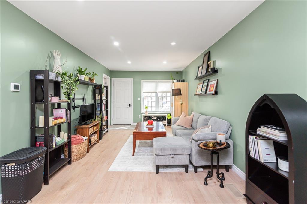 29 Wexford Avenue N Property Photo 8