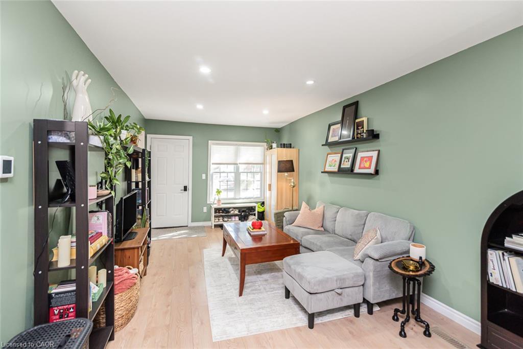 29 Wexford Avenue N Property Photo 9