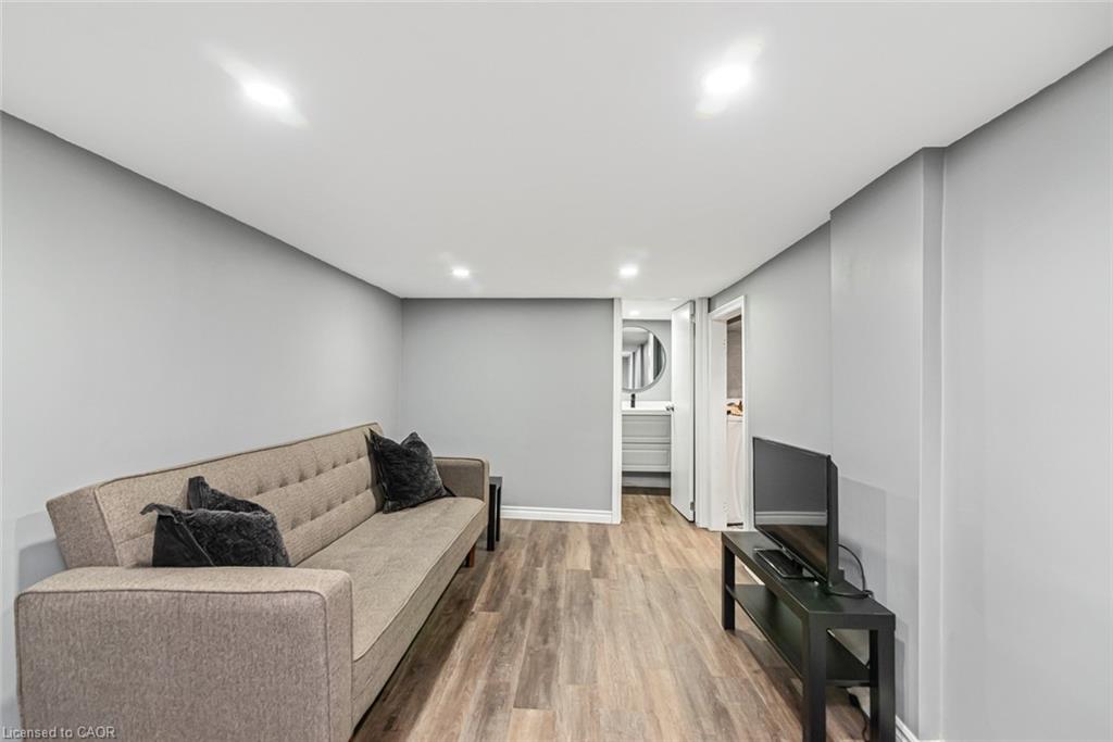 29 Wexford Avenue N Property Photo 34