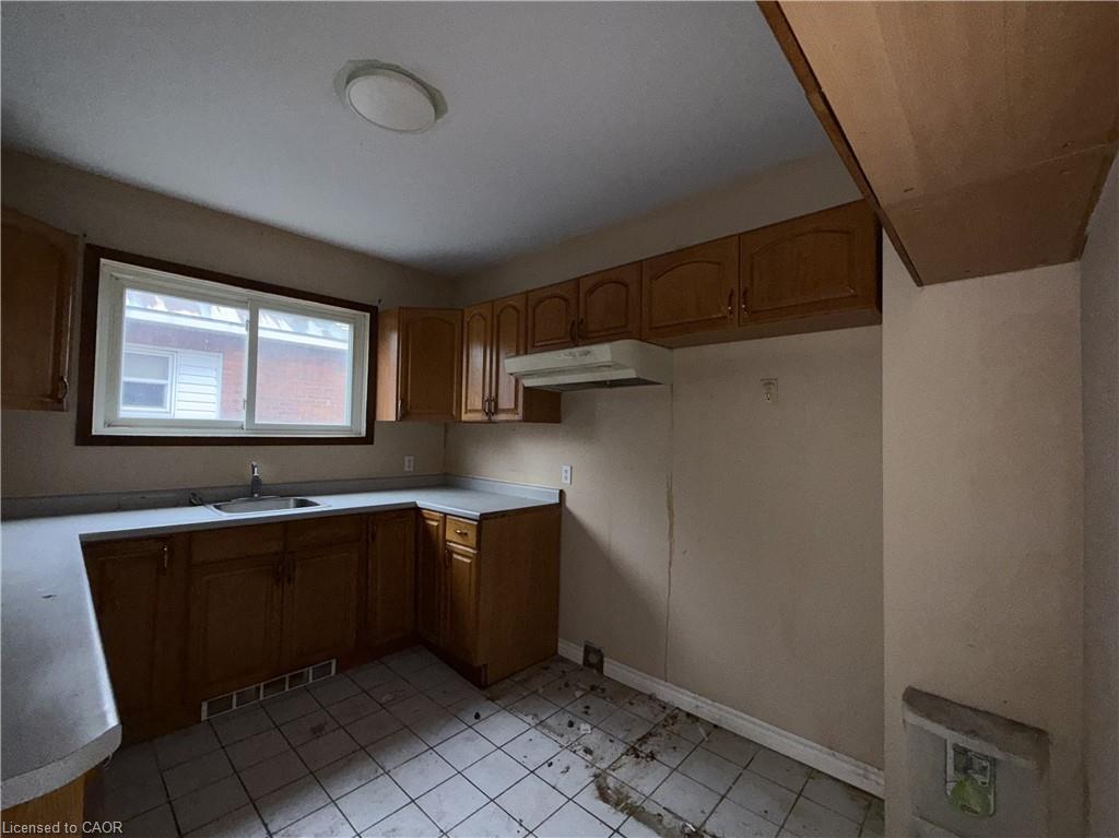 35 Albert Street E Property Photo 2