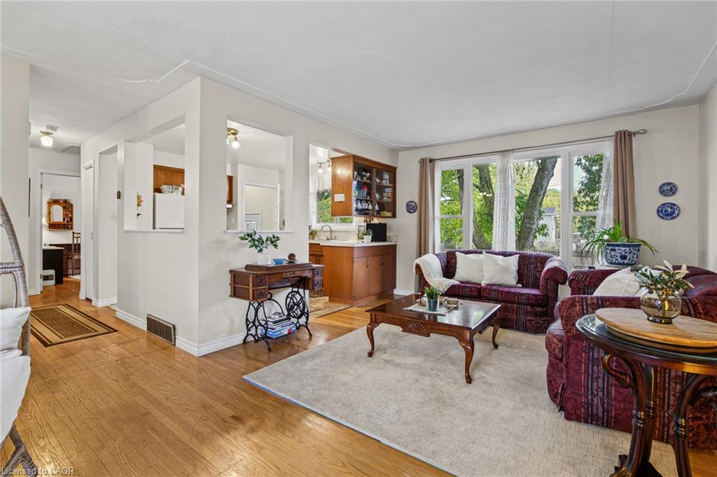 218 Montrose Street S Property Photo 6