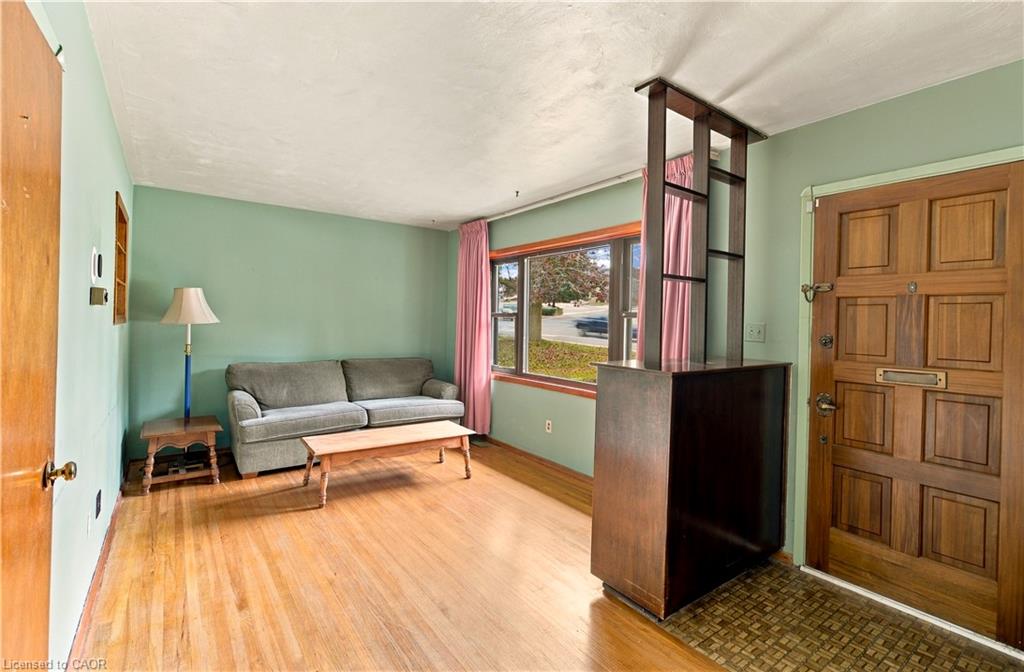 166 Victoria Road N Property Photo 7