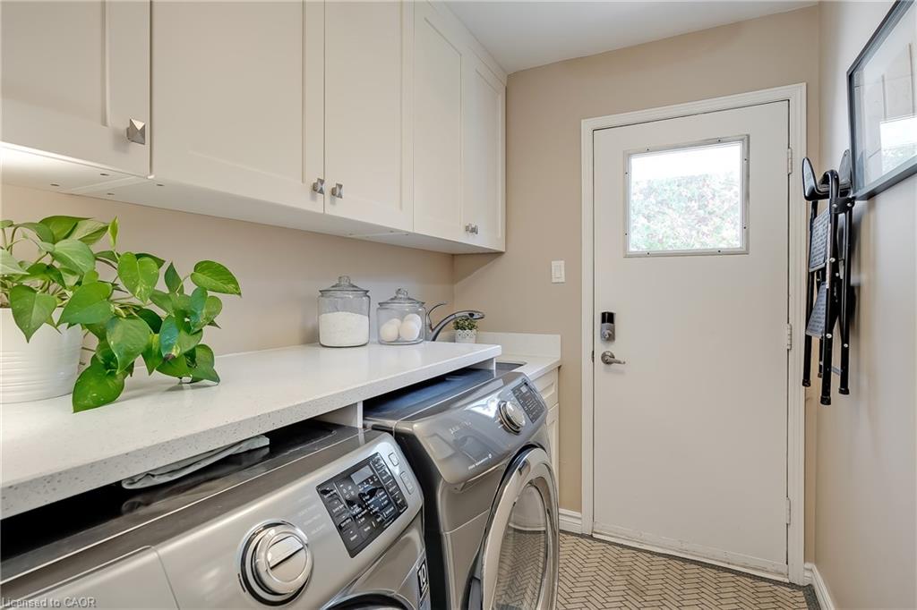 6482 Tenth Line W Property Photo 17